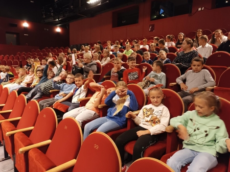 Klasy I - V w teatrze w Płocku.